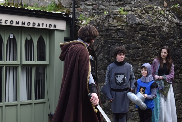 A group of people standing outside a building

Description automatically generated with low confidence